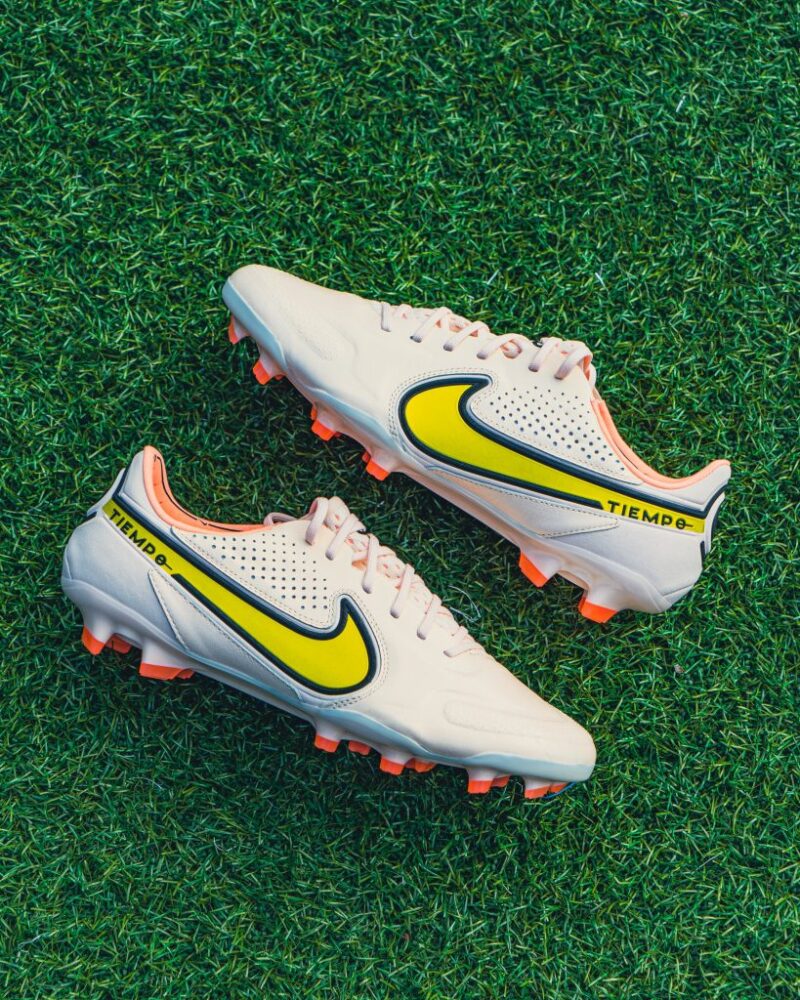 Die besten Fußballschuhe für breite Füße 2022 deinfussballschuh