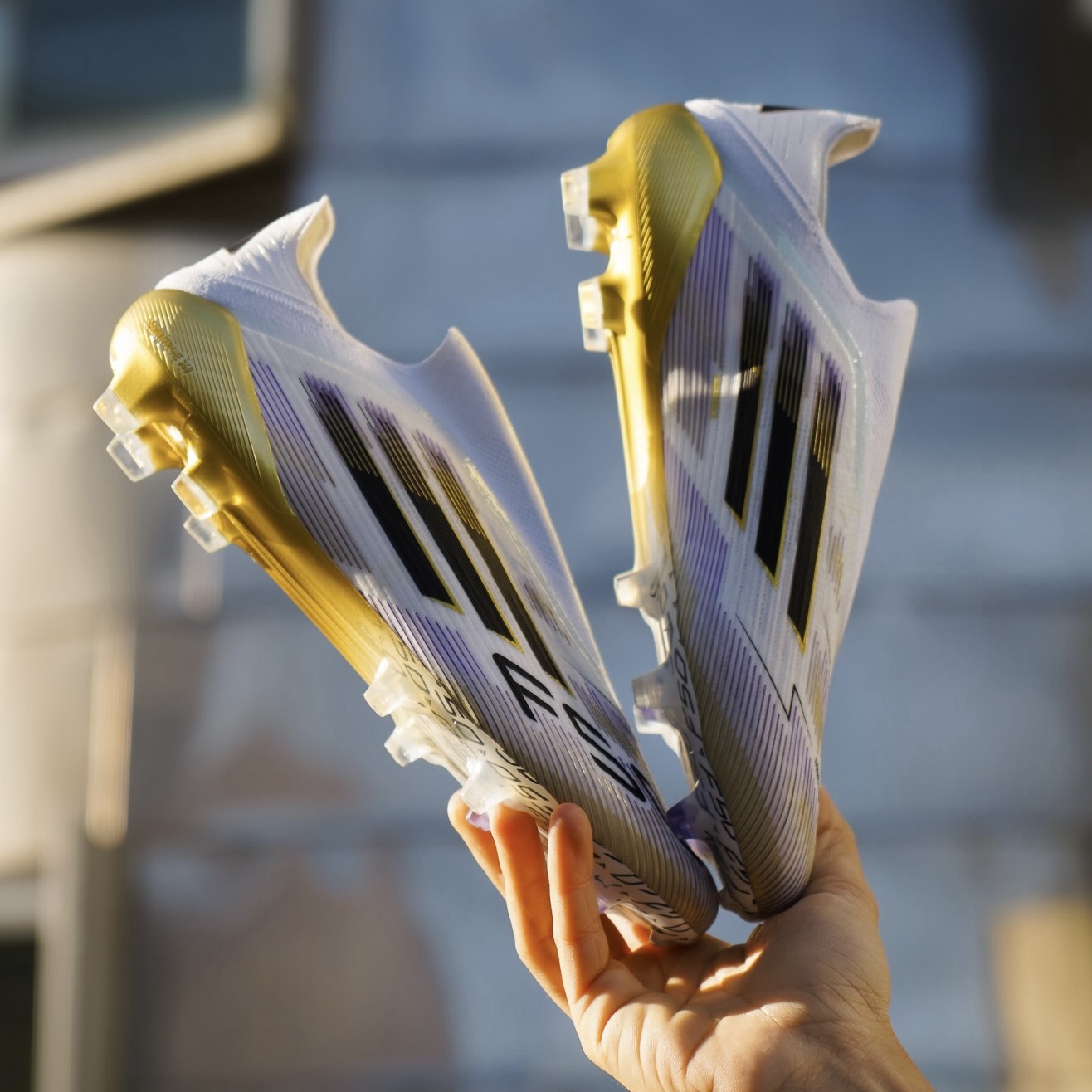 Welchen Fußballschuh spielt Nick Woltemade?