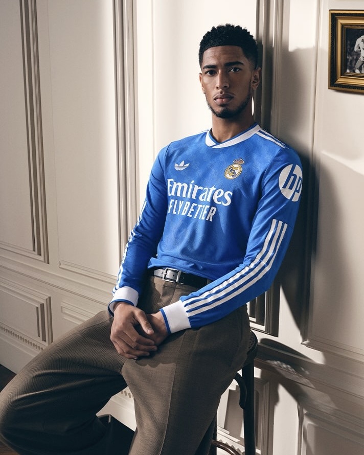 Klassisches Real Madrid-Emblem kombiniert mit modernem Trikot-Design der Saison 2025/26