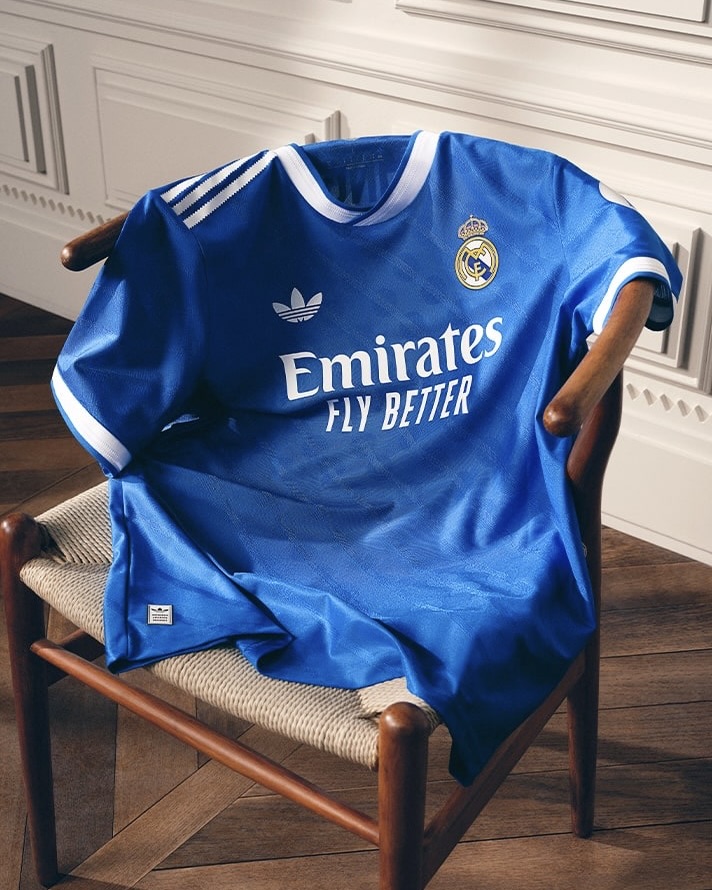 Das Real Madrid Third Jersey 2025/26 besticht durch ein tiefes Royalblau und feine Muster im Stoff.