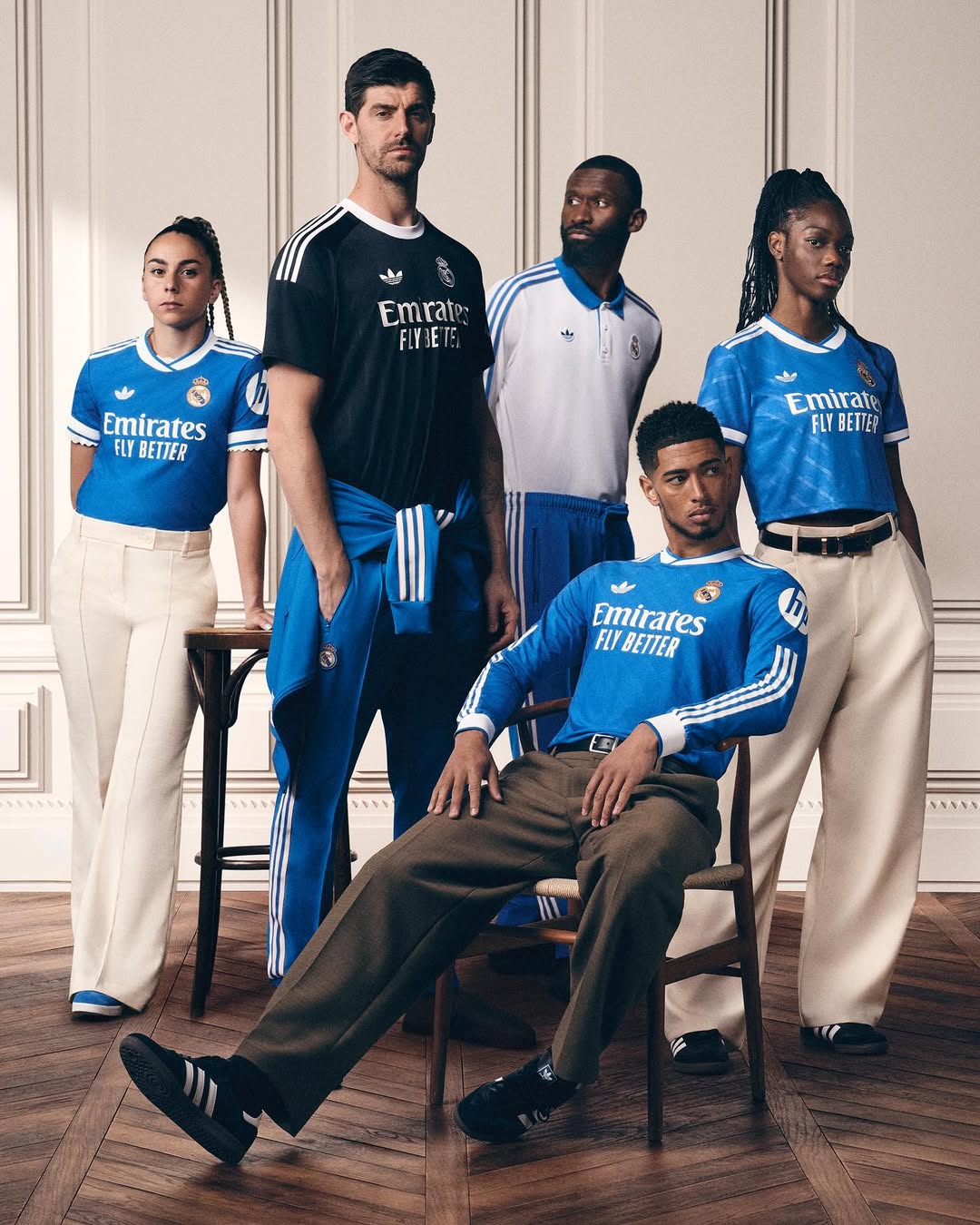 Klassisches Real Madrid-Emblem kombiniert mit modernem Trikot-Design der Saison 2025/26