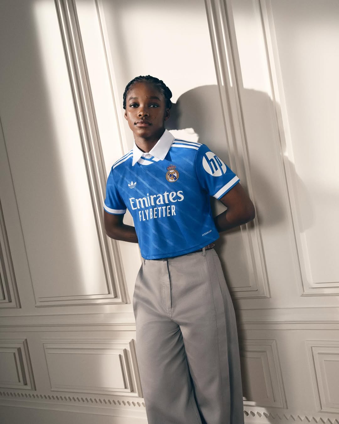 Das Trefoil-Logo kehrt im Real Madrid Third Jersey 2025/26 als Zeichen der Retro-Ära zurück