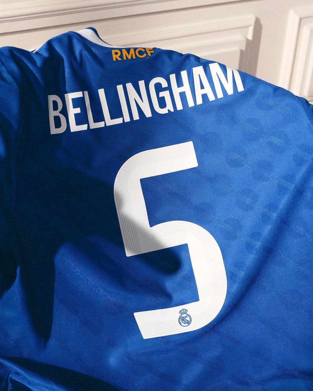 Das Real Madrid Third Jersey 2025/26 besticht durch ein tiefes Royalblau und feine Muster im Stoff.