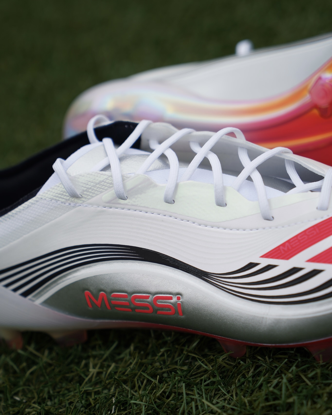 Welchen Fußballschuh trägt Désiré Doué? Das Duell zwischen Nike und adidas spitzt sich zu Welchen Fußballschuh trägt Désiré Doué?