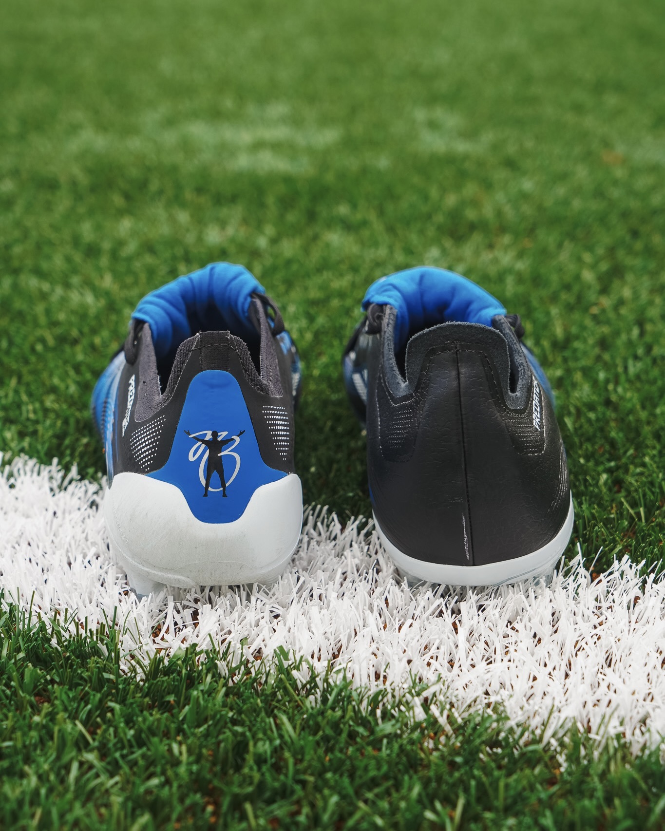 ußensohle und Bodenkontakt Ein entscheidender Unterschied zeigt sich auch bei der Sohle. Der Predator Elite setzt auf die Traxionframe-Außensohle, die spürbar reaktionsfreudiger und agiler ist. Sie sorgt für ein direkteres Laufgefühl, schnelle Richtungswechsel und eine hervorragende Kraftübertragung – besonders auf modernen Kunstrasenplätzen. Das Laufgefühl wirkt insgesamt dynamischer und leichter. Der Predator League hingegen nutzt die etwas robustere Controlplate-Außensohle, die auf Kunstrasen neuerer Generation, Hart- und Aschenplätzen solide Traktion bietet. Sie ist minimal steifer und schwerer, was man bei schnellen Bewegungen merkt, dafür aber äußerst stabil und langlebig. Adidas Predator Jude Bellingham – League oder Elite?