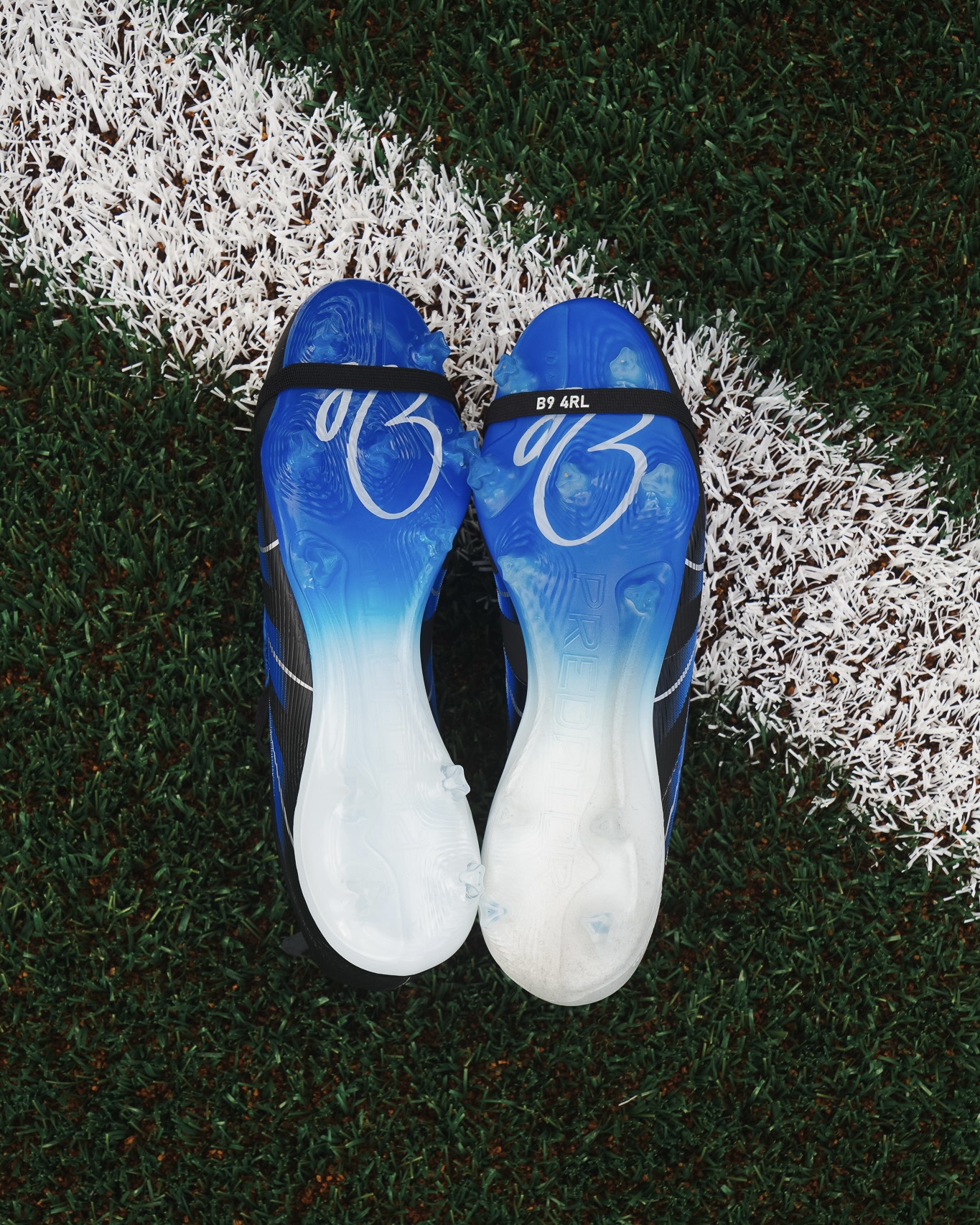 ußensohle und Bodenkontakt Ein entscheidender Unterschied zeigt sich auch bei der Sohle. Der Predator Elite setzt auf die Traxionframe-Außensohle, die spürbar reaktionsfreudiger und agiler ist. Sie sorgt für ein direkteres Laufgefühl, schnelle Richtungswechsel und eine hervorragende Kraftübertragung – besonders auf modernen Kunstrasenplätzen. Das Laufgefühl wirkt insgesamt dynamischer und leichter. Der Predator League hingegen nutzt die etwas robustere Controlplate-Außensohle, die auf Kunstrasen neuerer Generation, Hart- und Aschenplätzen solide Traktion bietet. Sie ist minimal steifer und schwerer, was man bei schnellen Bewegungen merkt, dafür aber äußerst stabil und langlebig. Adidas Predator Jude Bellingham – League oder Elite?