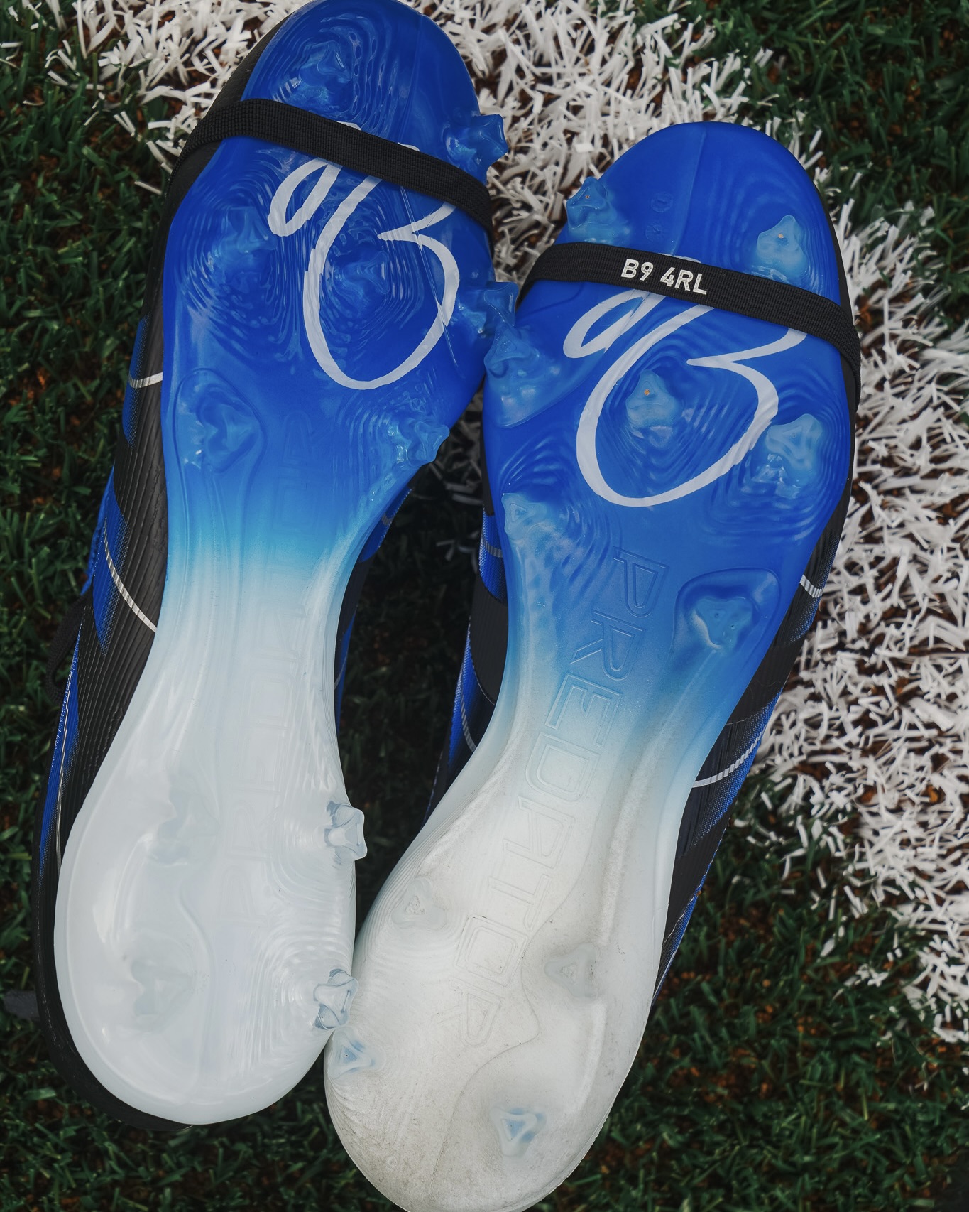 ußensohle und Bodenkontakt Ein entscheidender Unterschied zeigt sich auch bei der Sohle. Der Predator Elite setzt auf die Traxionframe-Außensohle, die spürbar reaktionsfreudiger und agiler ist. Sie sorgt für ein direkteres Laufgefühl, schnelle Richtungswechsel und eine hervorragende Kraftübertragung – besonders auf modernen Kunstrasenplätzen. Das Laufgefühl wirkt insgesamt dynamischer und leichter. Der Predator League hingegen nutzt die etwas robustere Controlplate-Außensohle, die auf Kunstrasen neuerer Generation, Hart- und Aschenplätzen solide Traktion bietet. Sie ist minimal steifer und schwerer, was man bei schnellen Bewegungen merkt, dafür aber äußerst stabil und langlebig. Adidas Predator Jude Bellingham – League oder Elite?