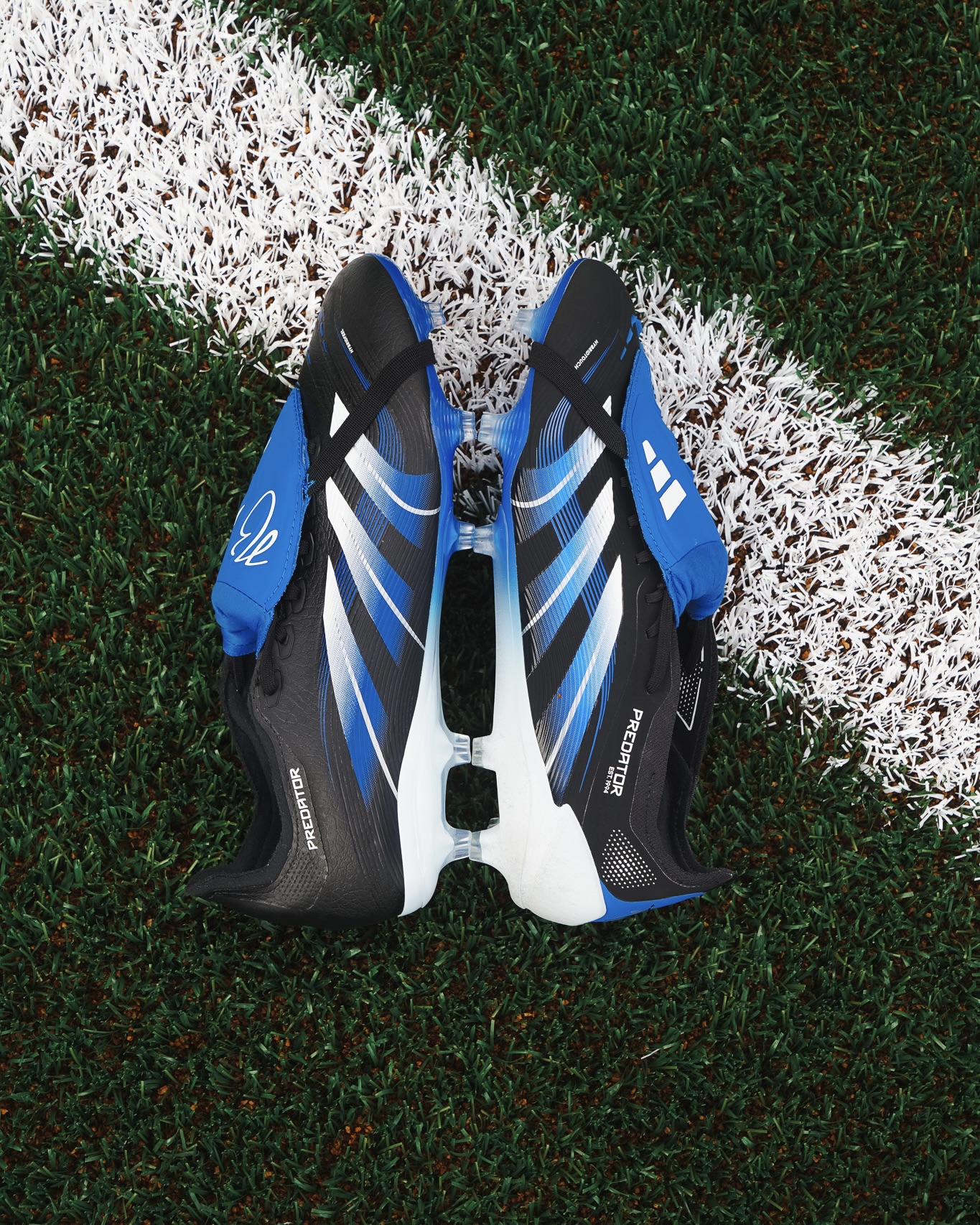 ußensohle und Bodenkontakt Ein entscheidender Unterschied zeigt sich auch bei der Sohle. Der Predator Elite setzt auf die Traxionframe-Außensohle, die spürbar reaktionsfreudiger und agiler ist. Sie sorgt für ein direkteres Laufgefühl, schnelle Richtungswechsel und eine hervorragende Kraftübertragung – besonders auf modernen Kunstrasenplätzen. Das Laufgefühl wirkt insgesamt dynamischer und leichter. Der Predator League hingegen nutzt die etwas robustere Controlplate-Außensohle, die auf Kunstrasen neuerer Generation, Hart- und Aschenplätzen solide Traktion bietet. Sie ist minimal steifer und schwerer, was man bei schnellen Bewegungen merkt, dafür aber äußerst stabil und langlebig. Adidas Predator Jude Bellingham – League oder Elite?