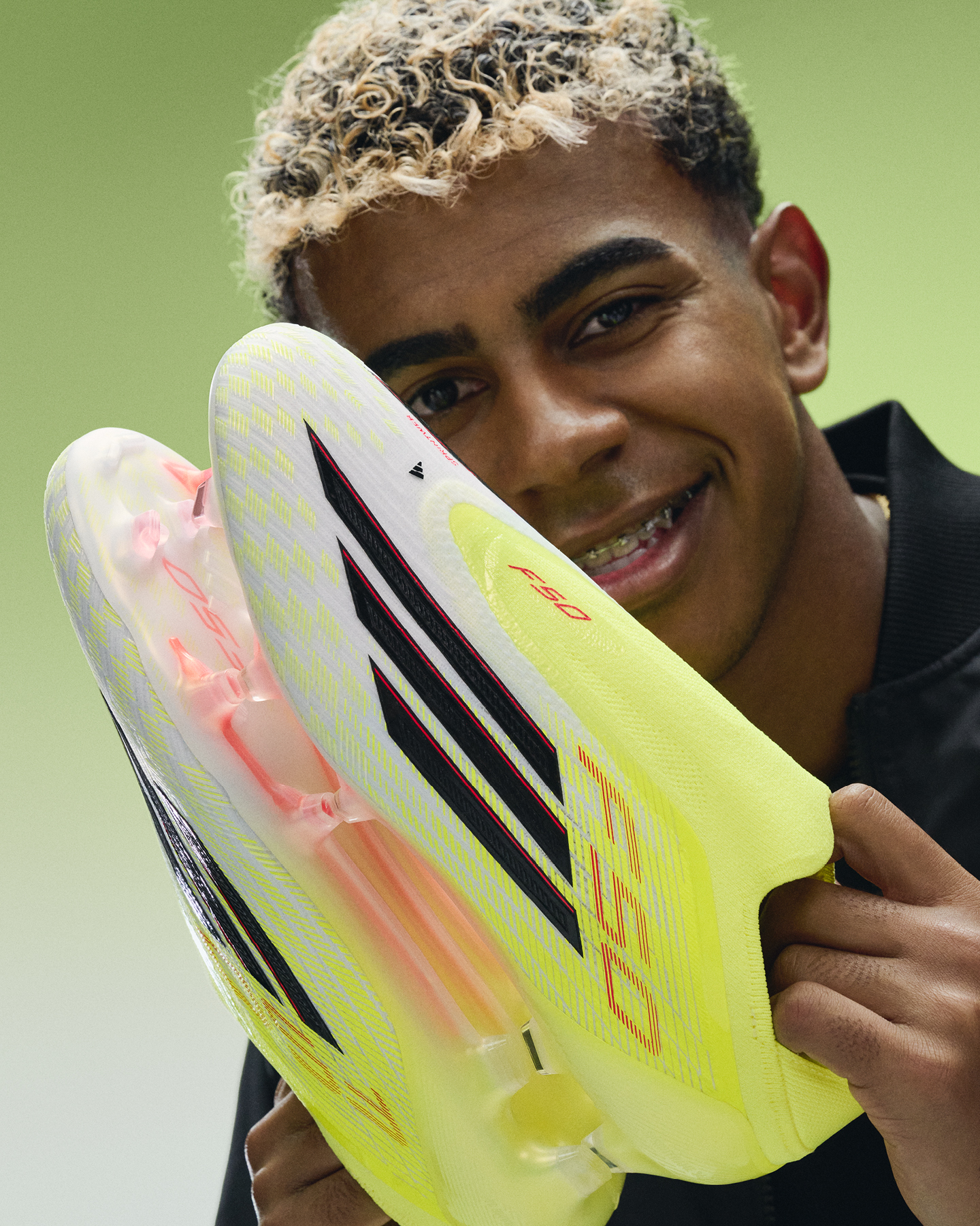 H24625-H24625_SS26_MP1_PLAYER_LAMINE-YAMAL_PLAYER-X-PRODUCT_F50_OFF-PITCH_SHOT16_4x5-1372240-1 Die besten Speed-Fußballschuhe für Stürmer 2026