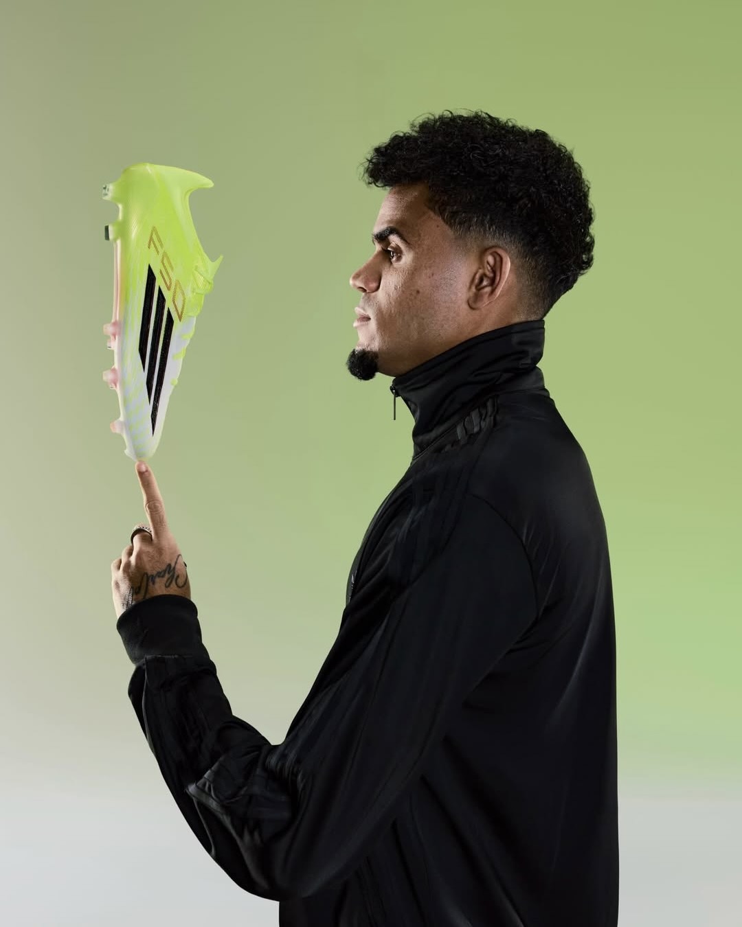 Welchen Fußballschuh spielt Luis Díaz? Welchen Fußballschuh spielt Luis Díaz?