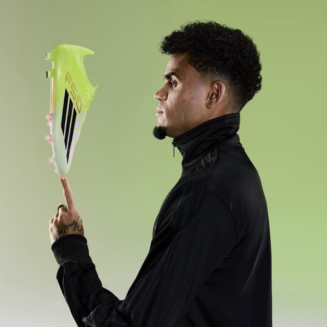 Welchen Fußballschuh spielt Luis Díaz?